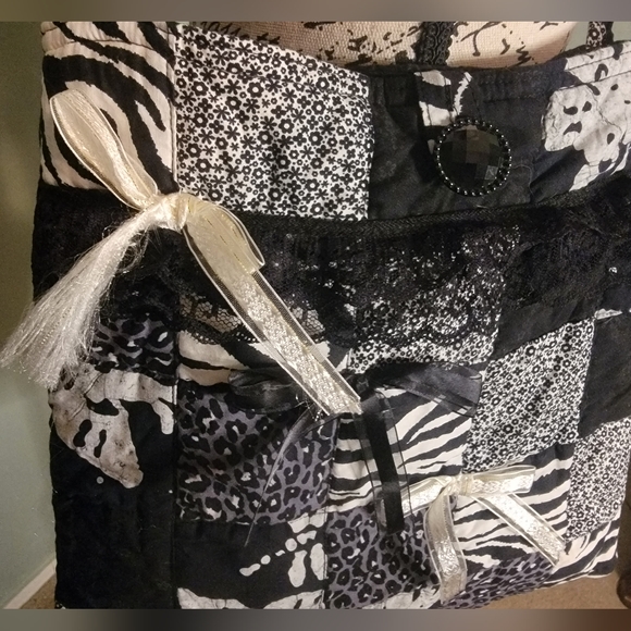 Black and white quilted patchwork shoulder bag with inner lining musical notes - Picture 5 of 12